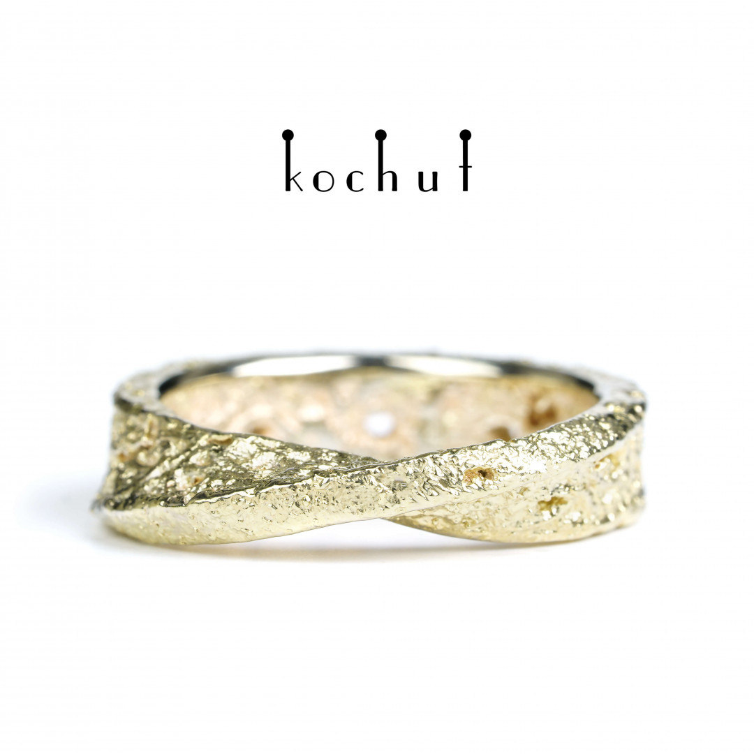 Wedding ring Celtic ribbon of Mobius White gold, fusing of yellow gold